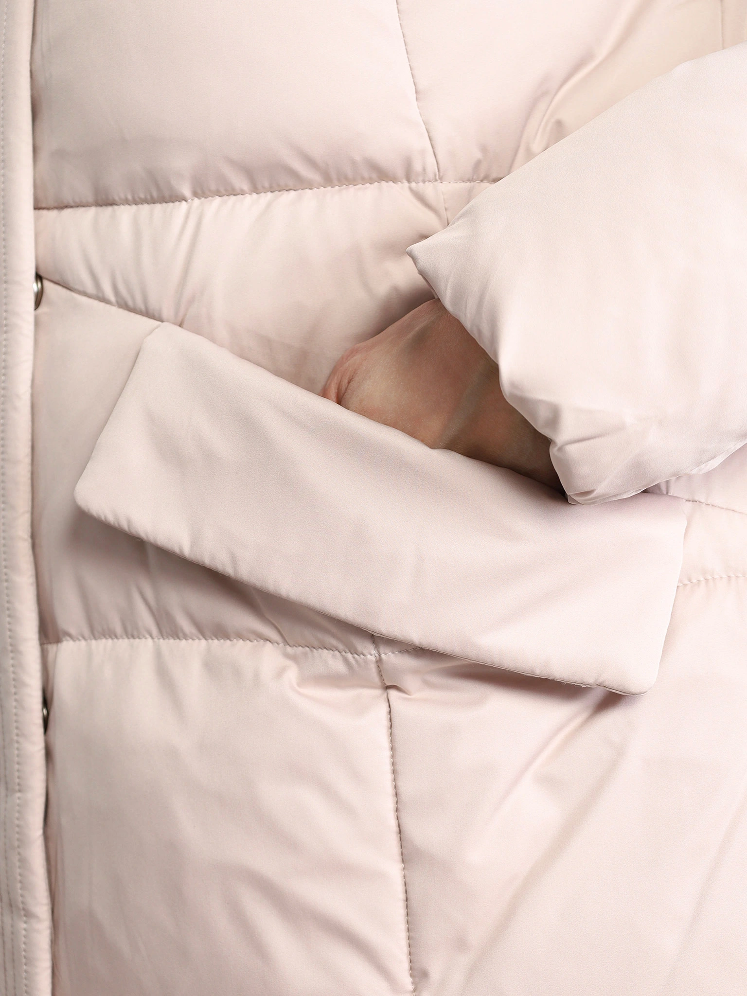 Пуховик светло-бежевого цвета с капюшоном